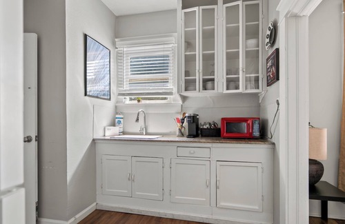 Old East Dallas Apartment | Cozy 2 Bed/1 Bath Retreat Near Baylor Hospital