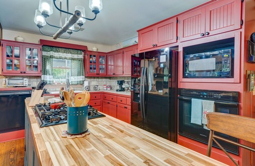 Ellijay Cabin | Cozy 2 bed+2.5 bath Mtn Cbn Near Hiking Trails-Minutes to Town-Fire Pit-Hot Tub