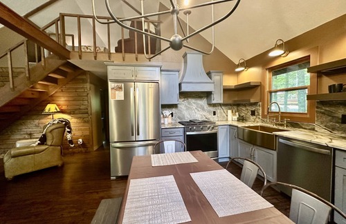 Burnsville House | Cozy 2 bed/2 bath cabin with loft -SLEEPS 8- only 10 minutes to Town Square!