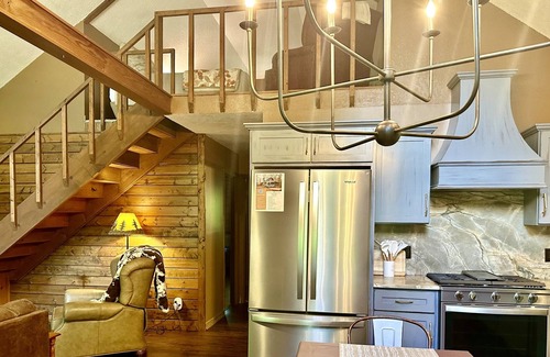 Burnsville House | Cozy 2 bed/2 bath cabin with loft -SLEEPS 8- only 10 minutes to Town Square!