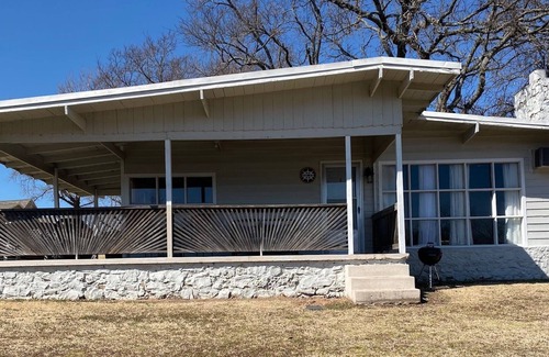Cleora Cottage | Cozy 2 Bed 2 Bath Lake Front Cottage