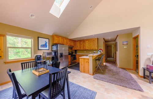 Warnick House | Cozy 2 Bed/2 Bath with sauna, perfect for small families