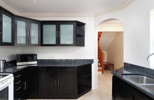 Folkestone House | Cozy 2-Bed Barbados Vacation Rental Near Limegrove – Walk to Beach & Restaurants