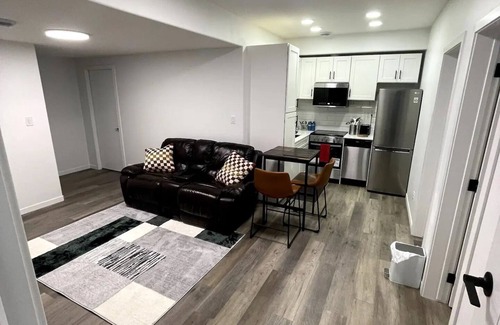 Evanston Apartment | Cozy 2 Bed Basement Suite in NW YYCnn