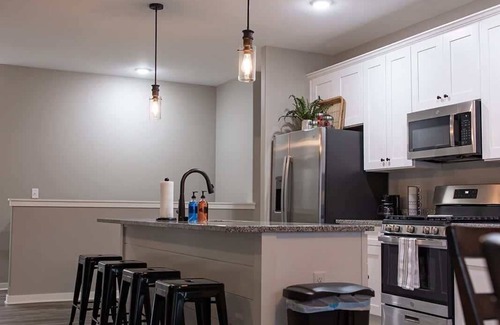 Sycamore House | Cozy 2 bed condo featuring king master suite with office in Sycamore