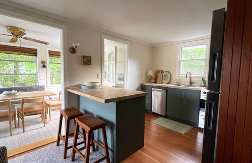 Colchester Cottage | Cozy 2-bed cottage with dynamic Lake Hayward view WiFi, AC in Colchester