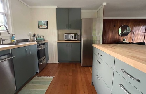 Colchester Cottage | Cozy 2-bed cottage with dynamic Lake Hayward view WiFi, AC in Colchester