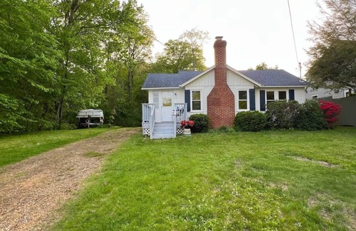 Colchester Cottage | Cozy 2-bed cottage with dynamic Lake Hayward view WiFi, AC in Colchester