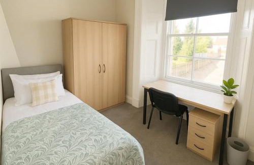 Taunton Apartment | Cozy 2-Bed Ground Floor Flat with Parking