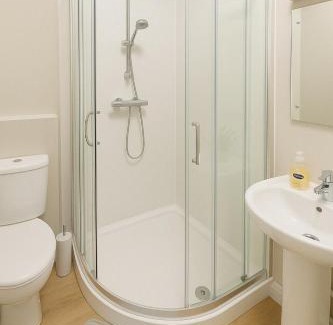 Taunton Apartment | Cozy 2-Bed Ground Floor Flat with Parking