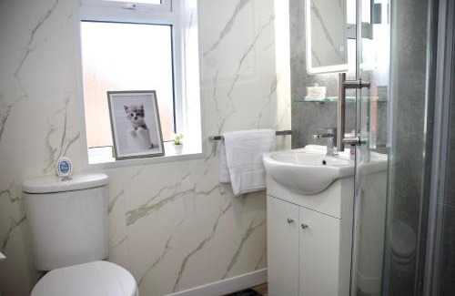 St Helens House | Cozy 2-Bed Home, St Helens - Sleeps 5 - Free WiFi