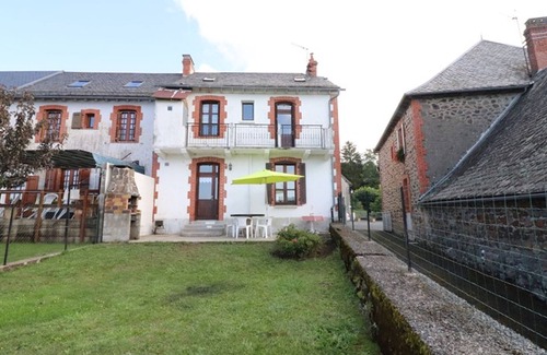 Drugeac Cottage | Cozy 2-Bed Home with Terrace near Salers, Pet-Friendly and All Amenities Included