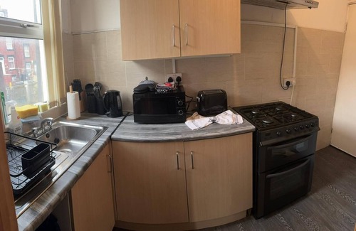 Harehills House | Cozy 2-Bed House in Leeds with Modern Amenities