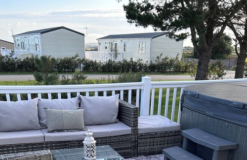 Truro Cabin | Cozy 2 bed Lodge With own Private hot Tub.large Flat Screens.wifi sea View