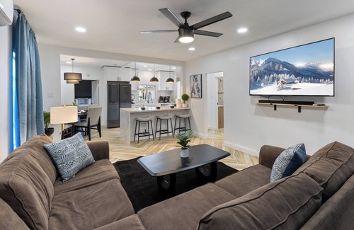 Santa Ana Apartment | Cozy 2-Bed near Disneyland with Parking, AC, Wifi, Smart TV & Laundry