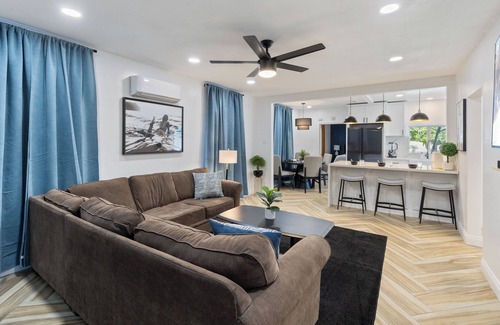 Santa Ana Apartment | Cozy 2-Bed near Disneyland with Parking, AC, Wifi, Smart TV & Laundry
