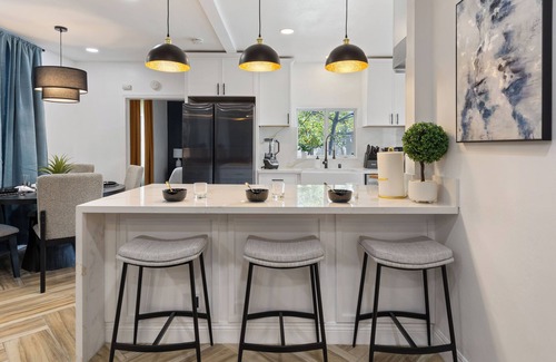 Santa Ana Apartment | Cozy 2-Bed near Disneyland with Parking, AC, Wifi, Smart TV & Laundry