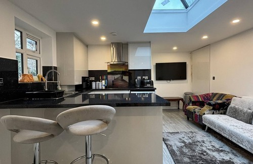 Lacey Green House | Cozy 2 Bed Property in High Wycombe Tn