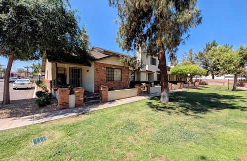 Gilbert House | Cozy 2-Bed Townhome w/Pool, AC & WiFi – Walk to Downtown Gilbert!
