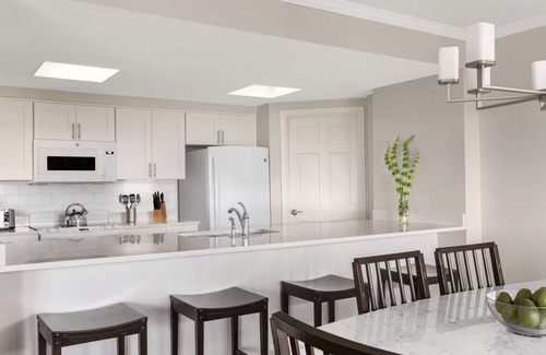 Harbour Town Apartment | Cozy 2 Bedroom with Balcony in Heritage Club, VI