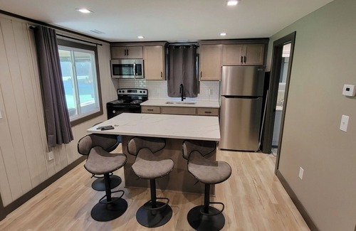 St. Helen Cabin | Cozy 2-bedroom cabin with WiFi, AC, garage, sleeps 6 in Saint Helen 222