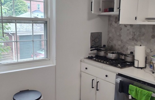 Baltimore Apartment | Cozy 2-bedroom & 1.5 Baths apartment in enchanting Baltimore with WiFi, AC