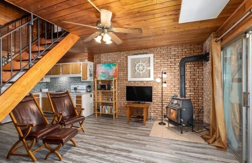 Stevensville House | Cozy 2 bedroom 1.5 bath Lake House Cabin