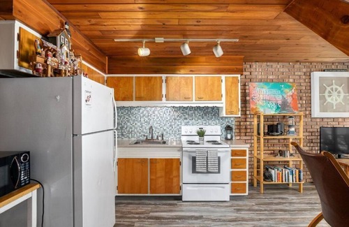 Stevensville House | Cozy 2 bedroom 1.5 bath Lake House Cabin
