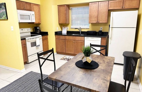 Pleasant Street Apartment | Cozy 2 Bedroom 1 Bathroom Downtown Bungalow