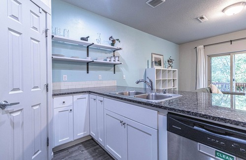 Mercado House | Cozy 2-bedroom, 1 office, 2.5 bathroom townhome in Vancouver with AC, WiFi,