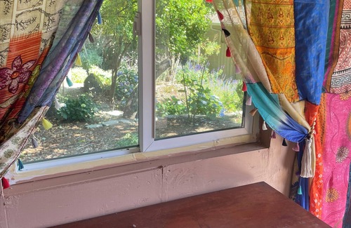 Claremont House | Cozy 2-bedroom 2- bathroom house with beautiful garden/great location!