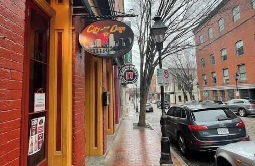 Downtown Richmond Apartment | Cozy 2 bedroom (2B) rental unit with free parking