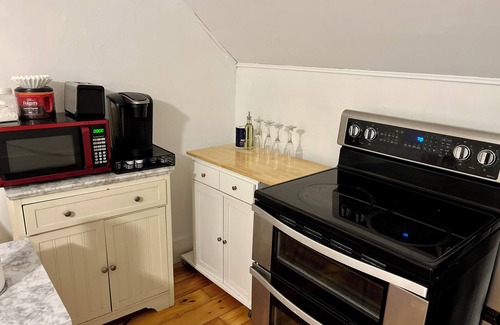 North Andover Apartment | Cozy 2-Bedroom Apartment with Summer Pool Access