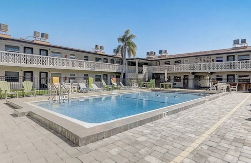 Bayview Park Apartment | Cozy 2-bedroom apartment in beautiful Cocoa Beach with WiFi, AC