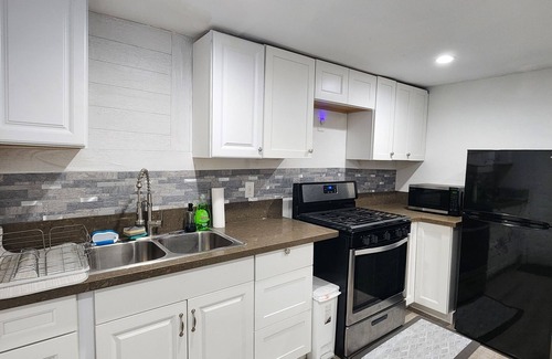 Los Angeles Apartment | Cozy 2-bedroom apartment in charming Los Angeles with AC