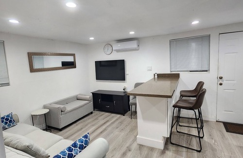 Los Angeles Apartment | Cozy 2-bedroom apartment in charming Los Angeles with AC