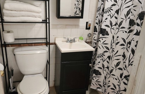Los Angeles Apartment | Cozy 2-bedroom apartment in charming Los Angeles with AC