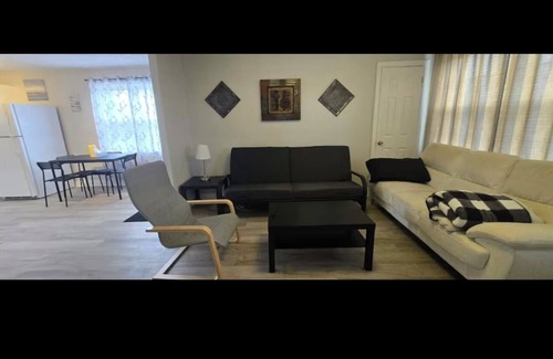 Cornwall House | Cozy 2-Bedroom Apartment