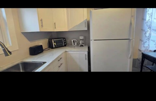 Cornwall House | Cozy 2-Bedroom Apartment