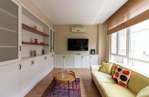 Moda Apartment | Cozy 2-bedroom apartment in charming Istanbul with AC