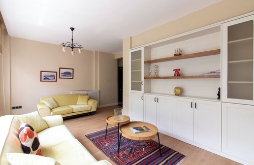 Moda Apartment | Cozy 2-bedroom apartment in charming Istanbul with AC