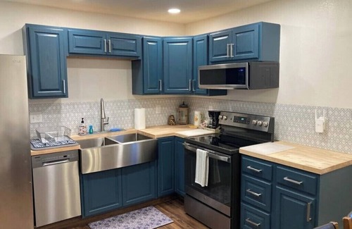 Turnagain Apartment | Cozy 2-bedroom apartment in soothing Anchorage with WiFi