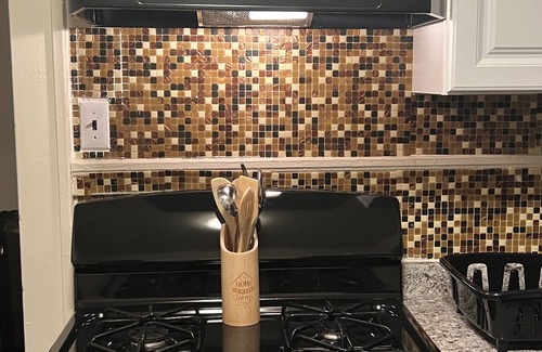 Rochester Apartment | Cozy 2 bedroom apartment near Strong Memorial Museum and restaurants/stores.