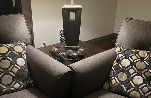 Rochester Apartment | Cozy 2 bedroom apartment near Strong Memorial Museum and restaurants/stores.