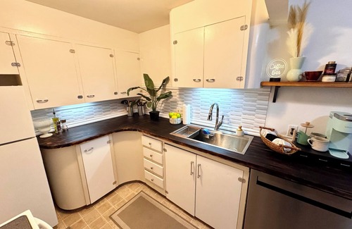 Downtown Vancouver Apartment | Cozy 2-bedroom apartment in Vancouver walk/bike distance to pubs/shopping!