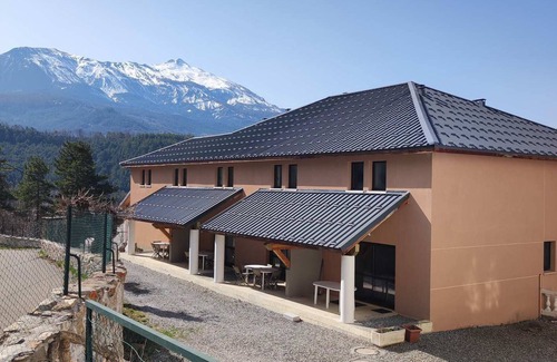 Jausiers Apartment | Cozy 2-Bedroom Apartment with Terrace, Indoor Pool Access, and Parking in Jausiers