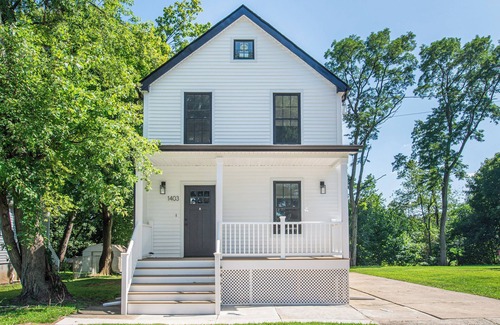 Manville Apartment | Cozy 2-bedroom apartment 9 mins from RWJ hospital and Somerville with central AC