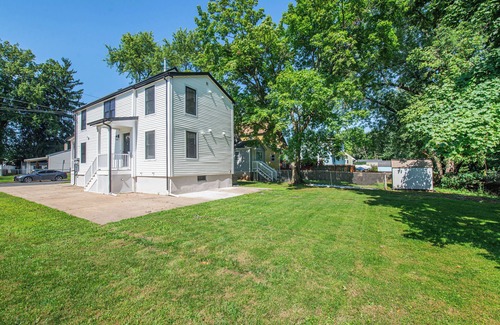 Manville Apartment | Cozy 2-bedroom apartment 9 mins from RWJ hospital and Somerville with central AC