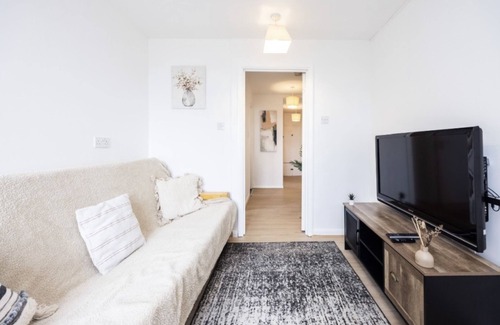 Thamesmead Apartment | Cozy 2 Bedroom Apartment In London