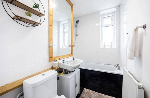 Thamesmead Apartment | Cozy 2 Bedroom Apartment In London